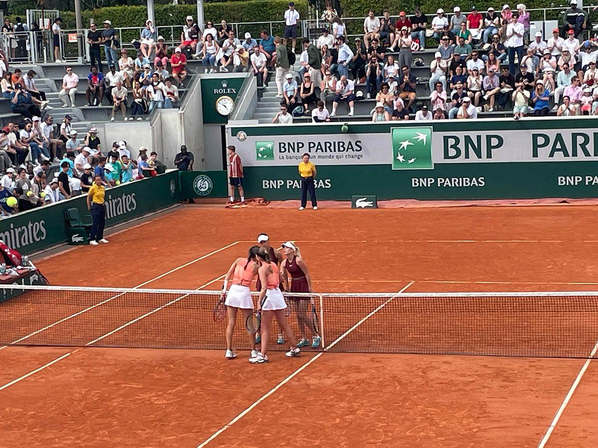 Olga Danilović i Anastasija Potapova slave pobedu  (2).jpg