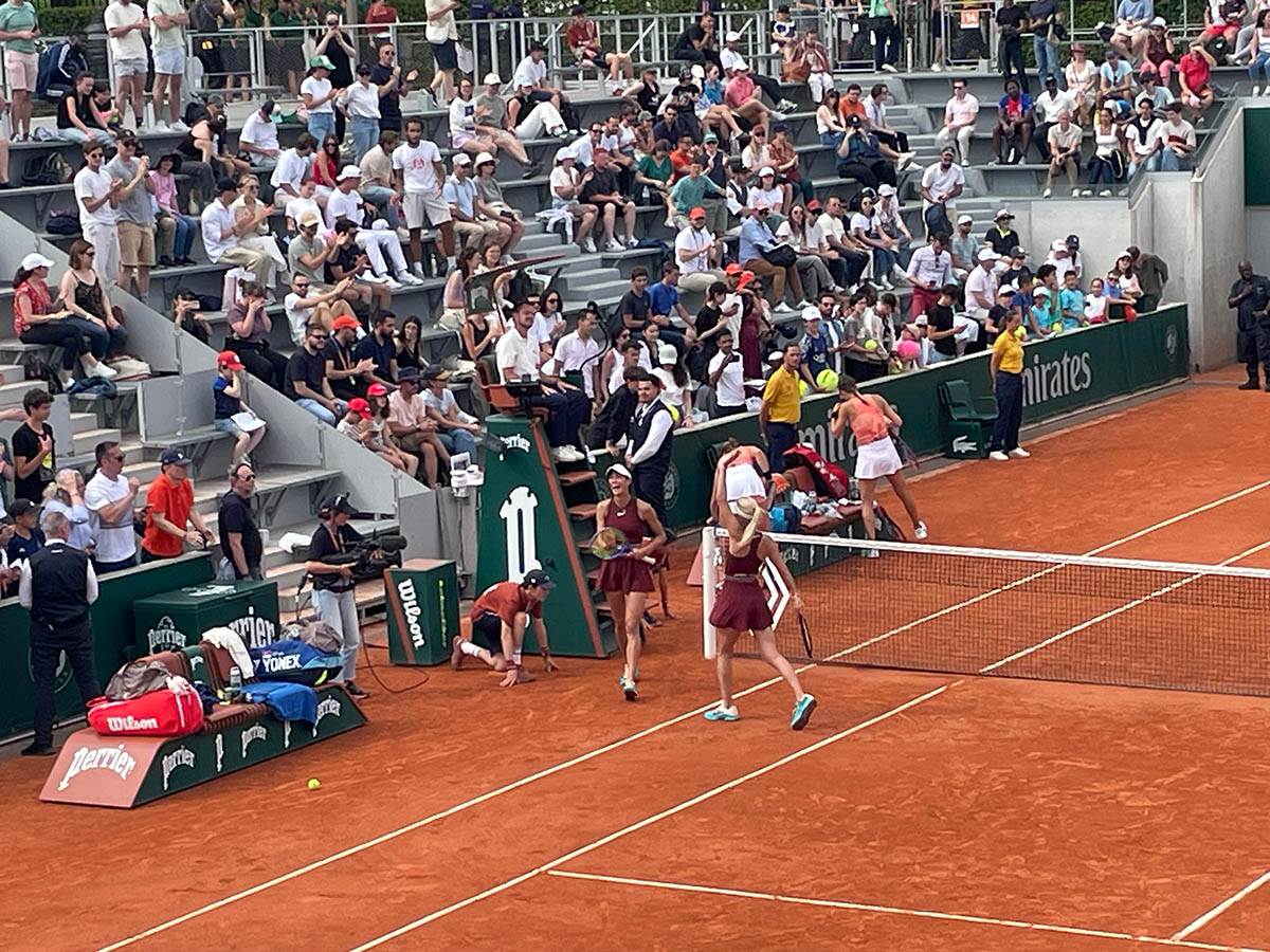 Olga Danilović i Anastasija Potapova slave pobedu  (3).jpg