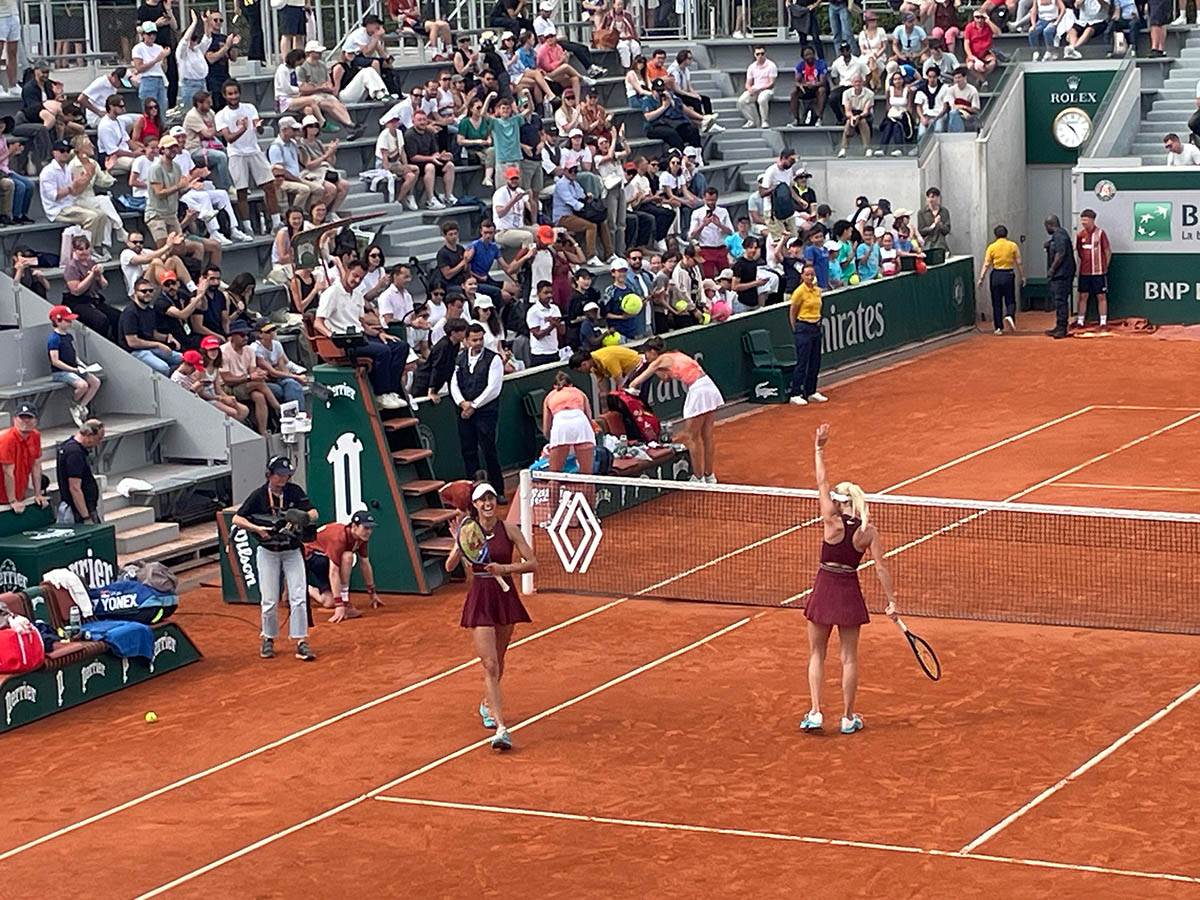 Olga Danilović i Anastasija Potapova slave pobedu  (5).jpg