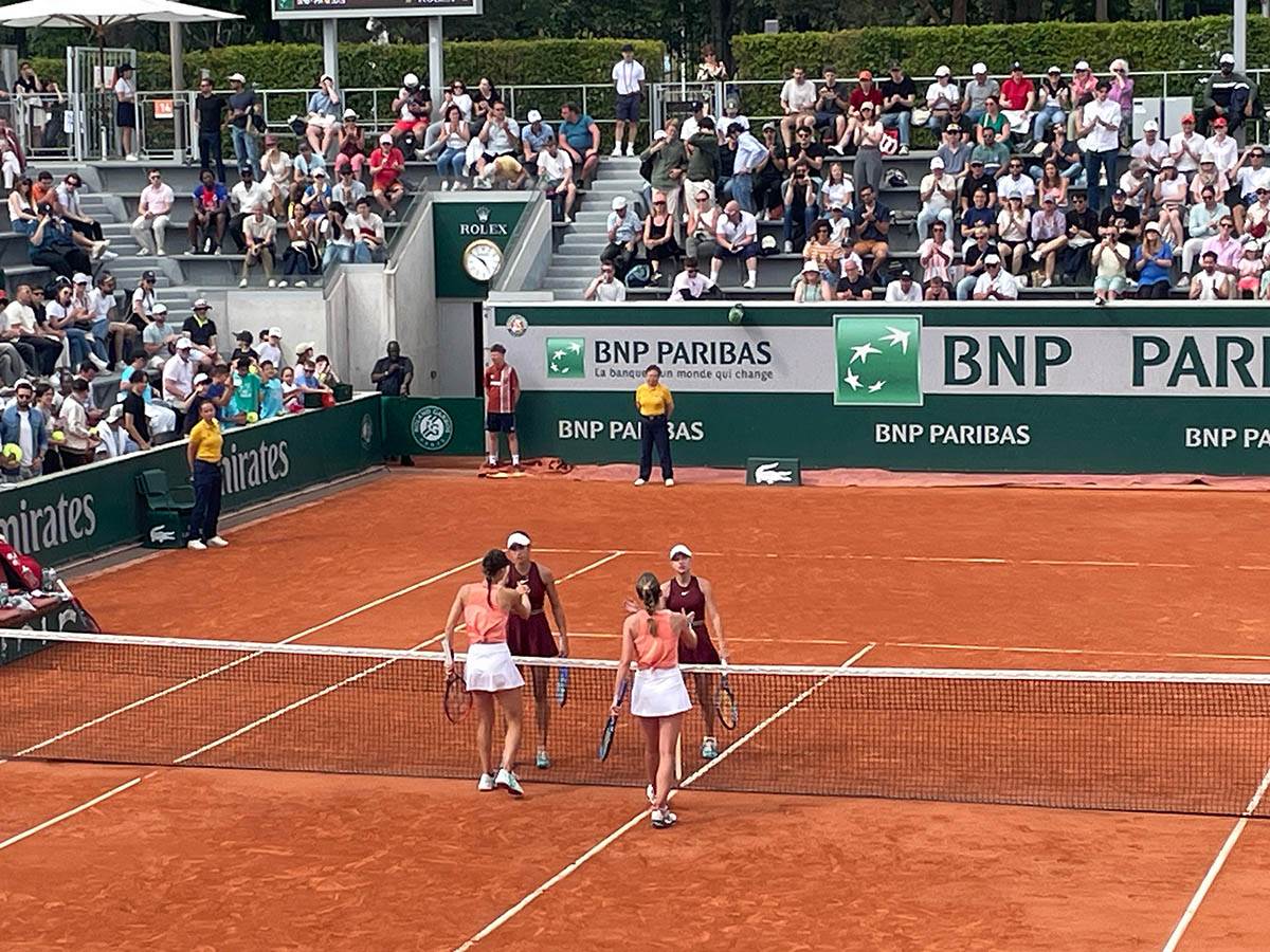 Olga Danilović i Anastasija Potapova slave pobedu  (8).jpg