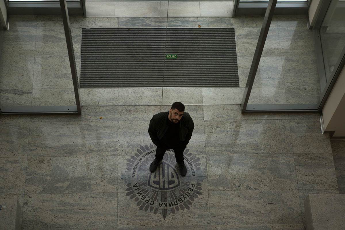 DRŽAVNI SLUŽBENIK - Promo (1).jpg