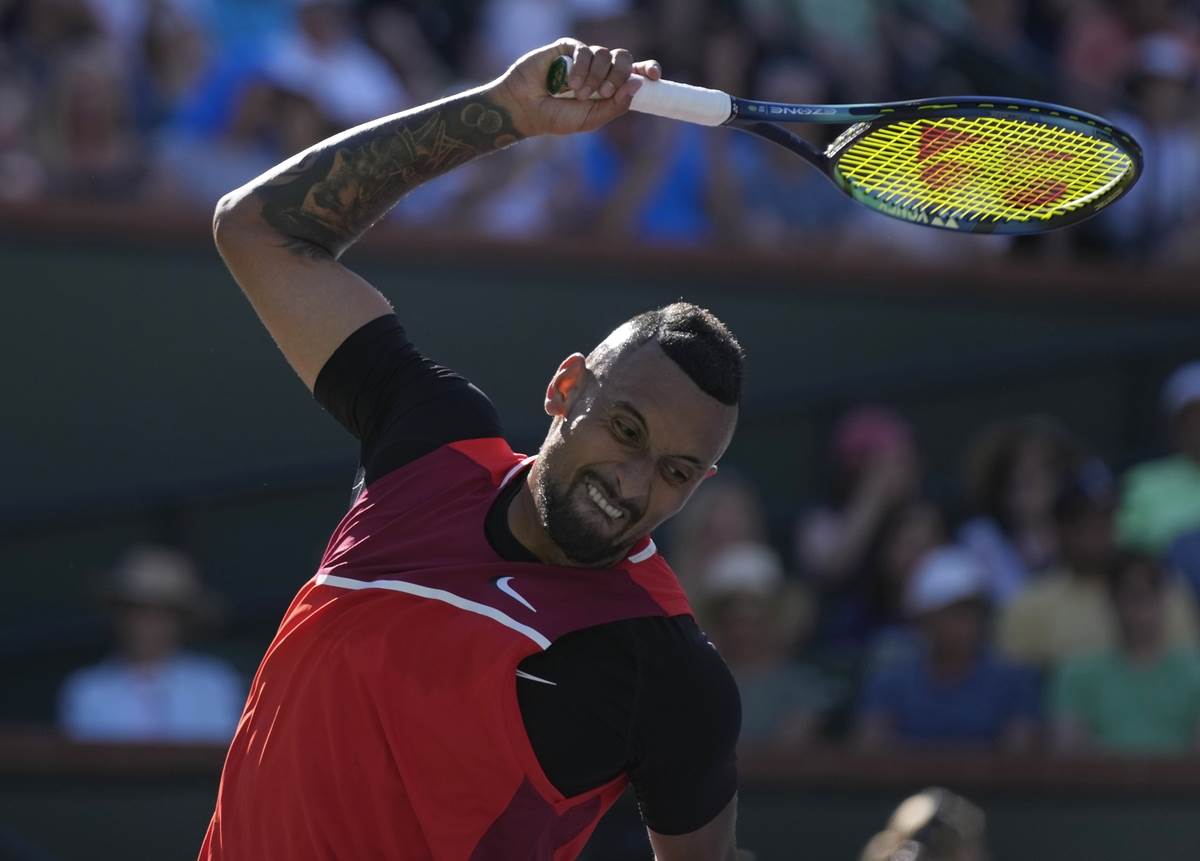 Nik Kirjos razbija reket