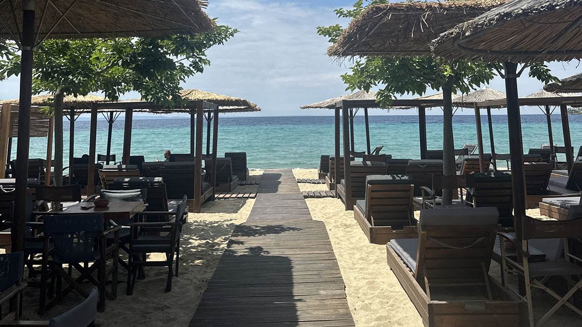 Grčka, plaža, ležaljke, suncobrani, letovanje