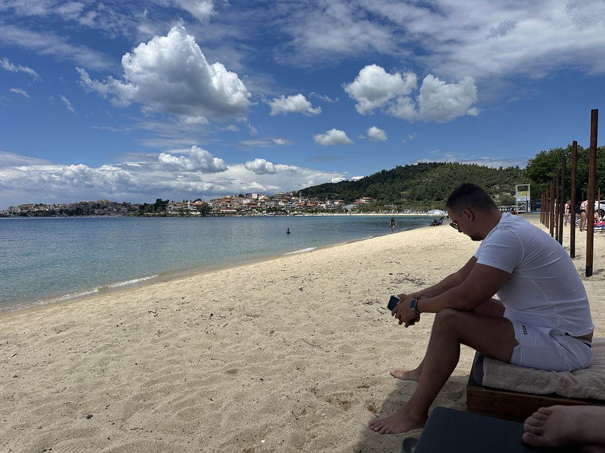 Grčka, plaža, ležaljke, suncobrani, letovanje