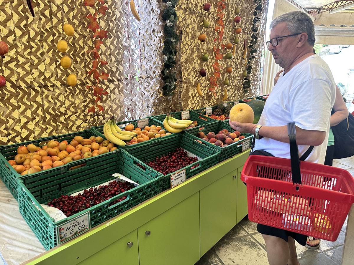 Grčka, plaža, ležaljke, suncobrani, letovanje