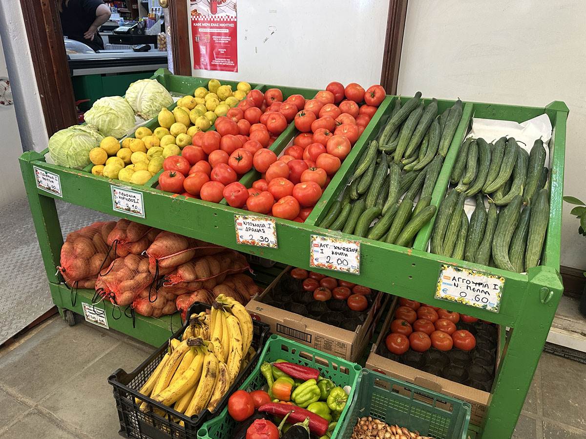 Grčka, plaža, ležaljke, suncobrani, letovanje