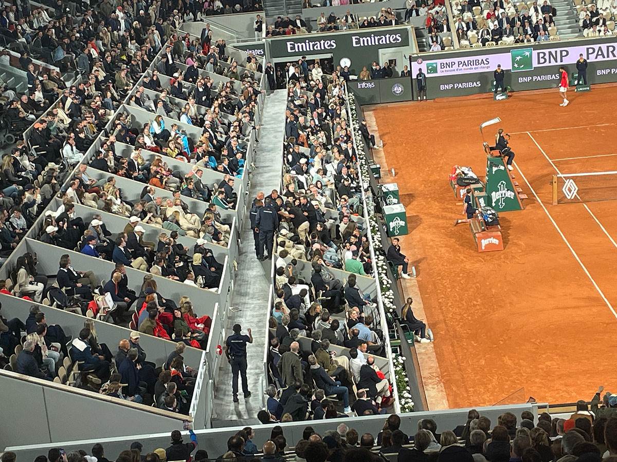 Izbacuju navijača usred Novakovog meča (6).jpg