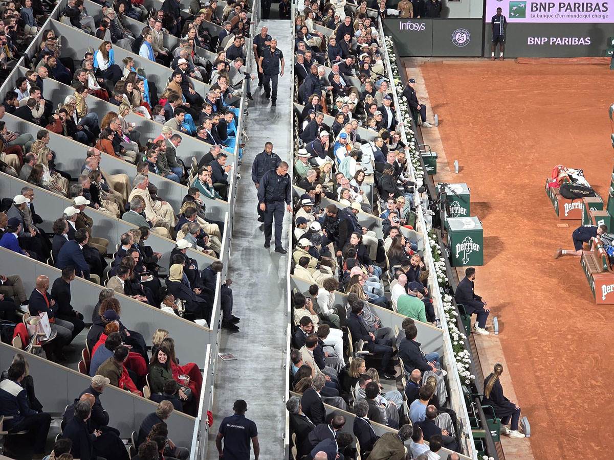 Izbacuju navijača usred Novakovog meča (1).jpg