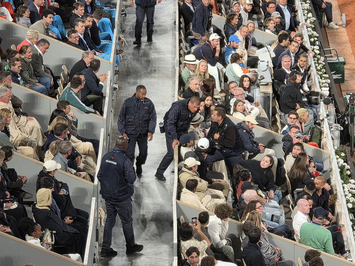 Izbacuju navijača usred Novakovog meča (2).jpg