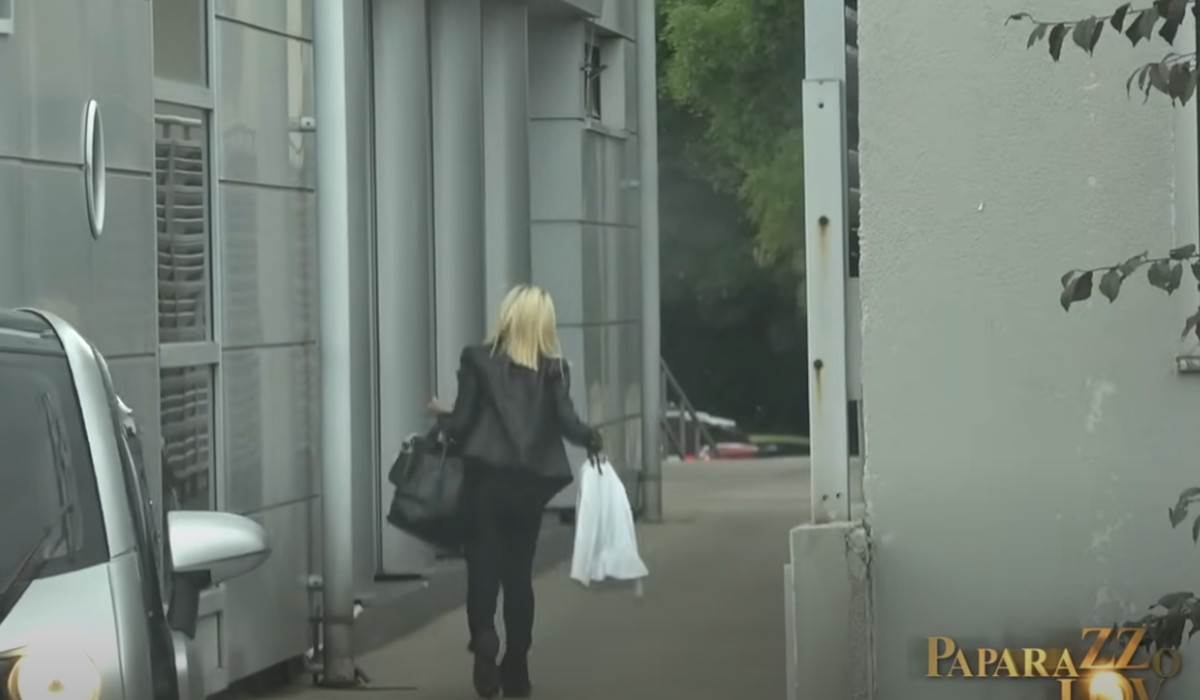 Jovana Jeremić ispred zgrade.jpg