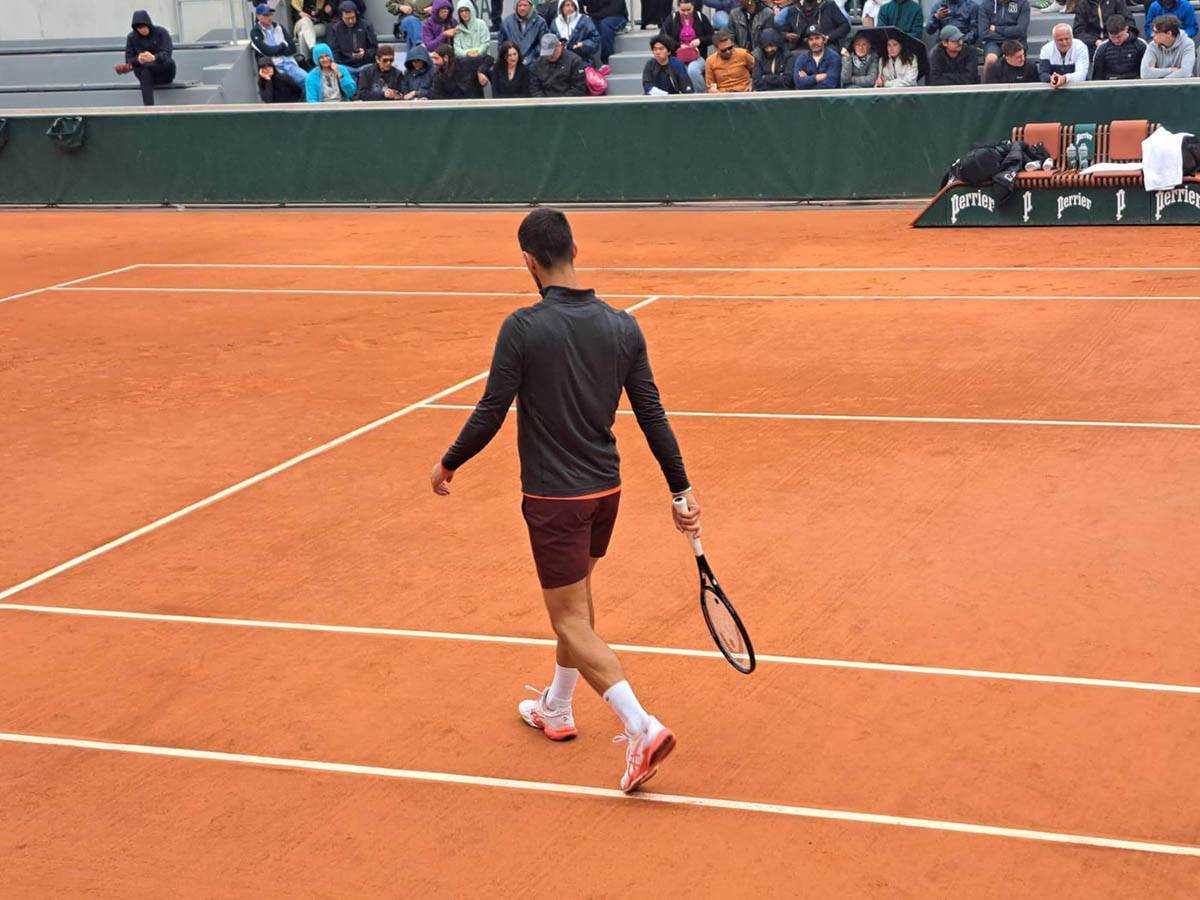 Novak Ðoković trenira po pljusku na Rolan Garosu (2).jpg