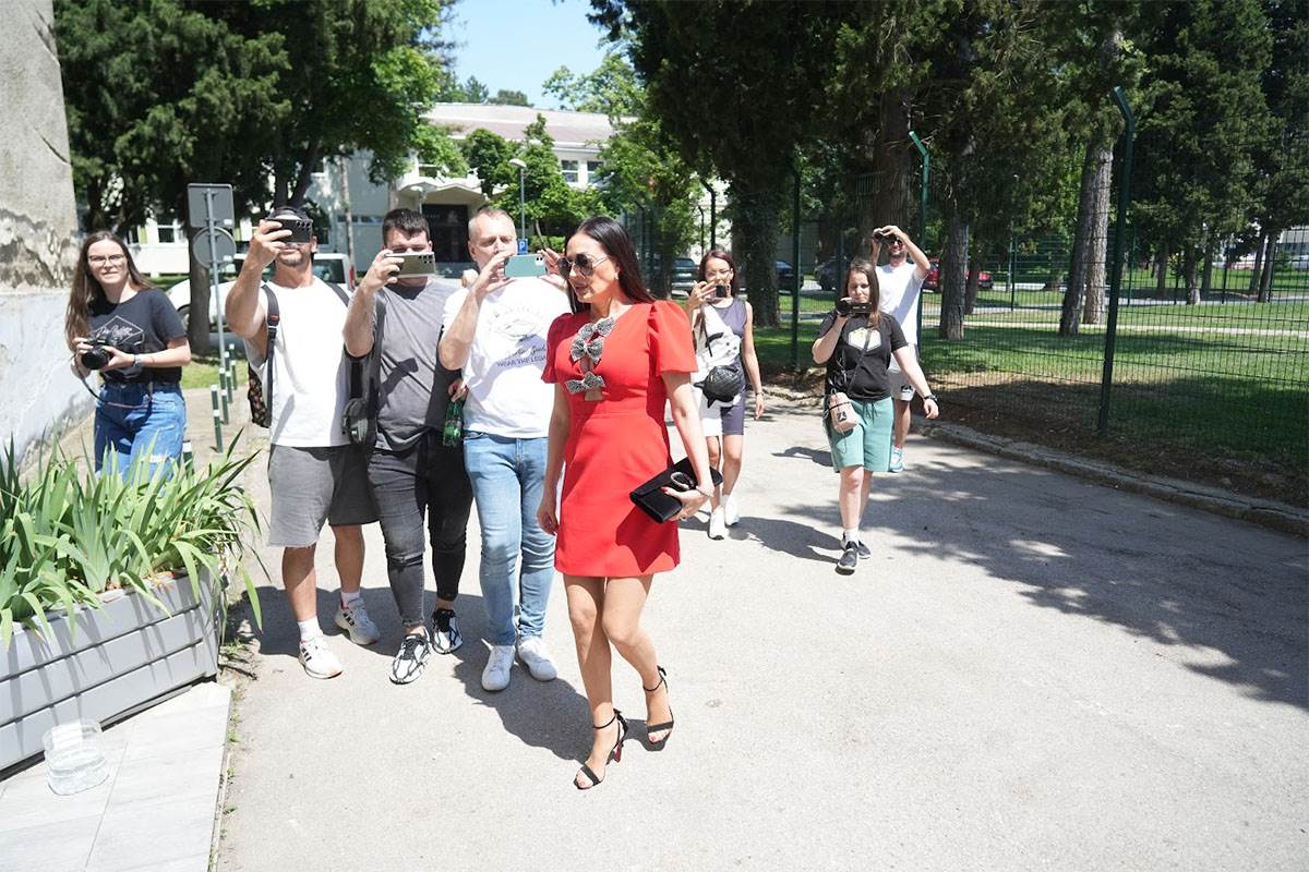 Ceca Ražnatović u crvenoj haljini na snimanju ZG