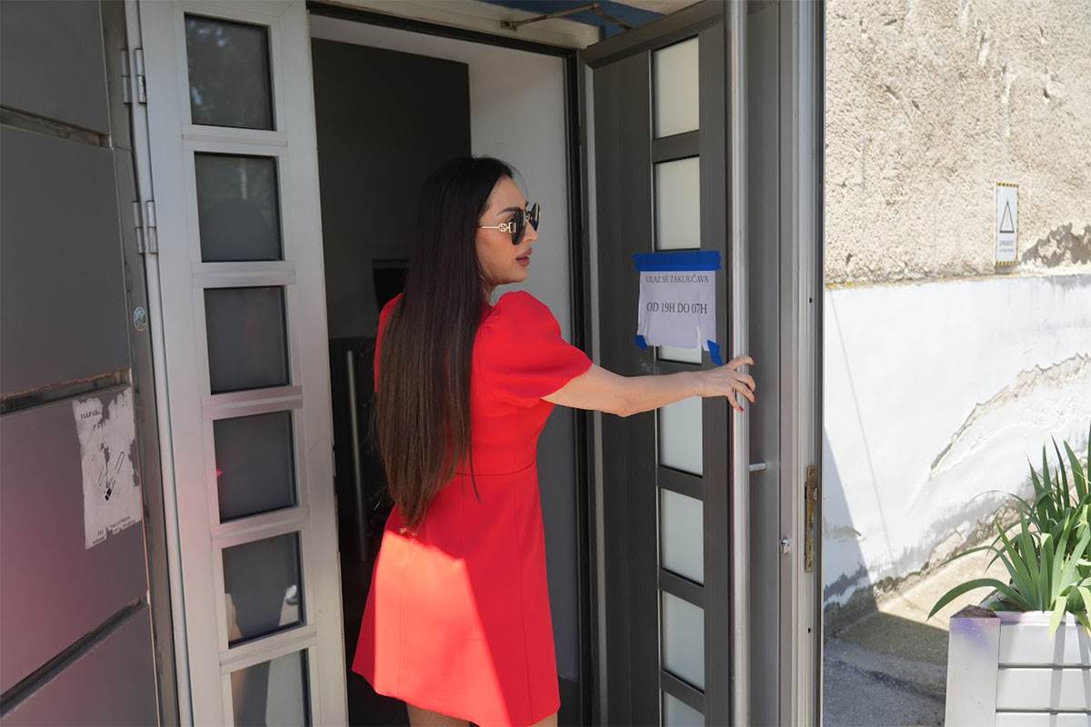 Ceca Ražnatović u crvenoj haljini na snimanju ZG