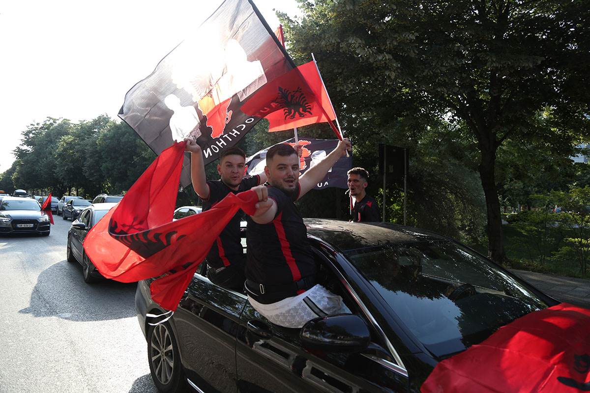 Albanija navijači (1).jpg