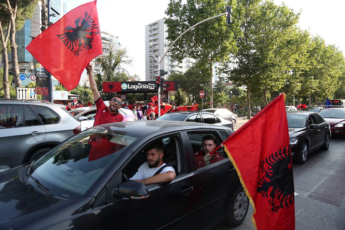 Albanija navijači (2).jpg