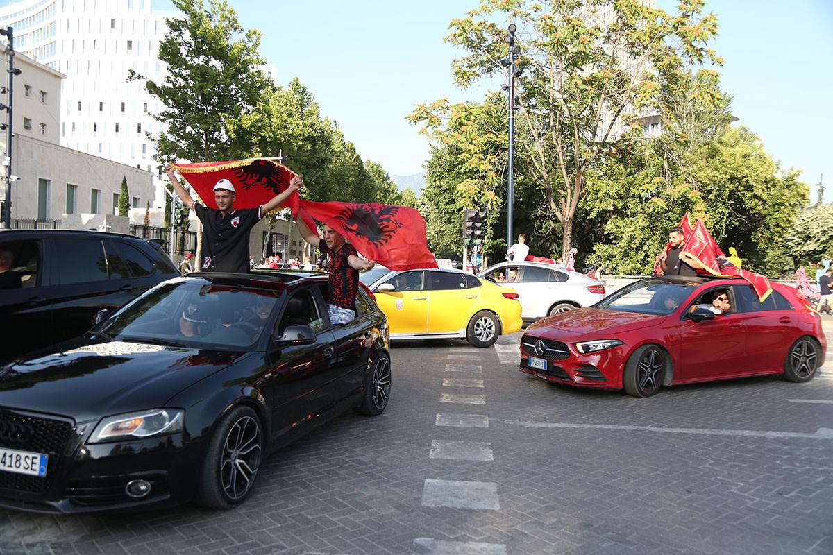 Albanija navijači (3).jpg