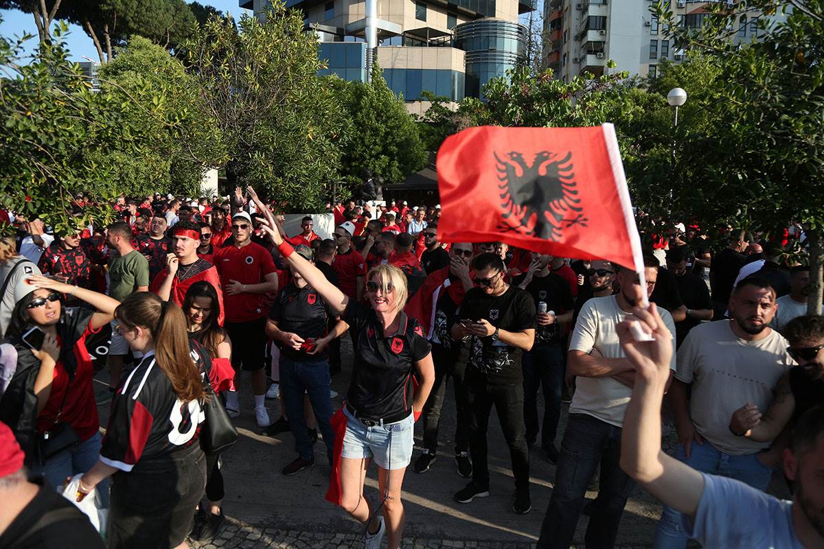 Albanija navijači (4).jpg