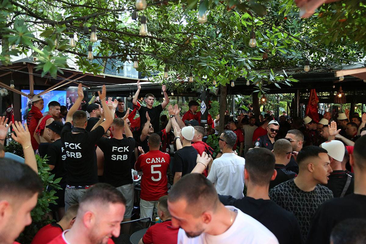 Albanija navijači (5).jpg