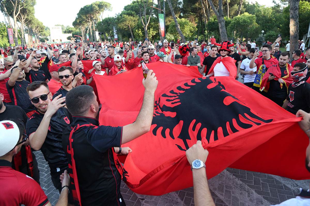 Albanija navijači (6).jpg
