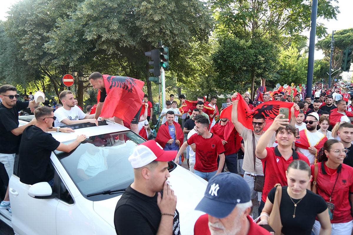 Albanija navijači (7).jpg