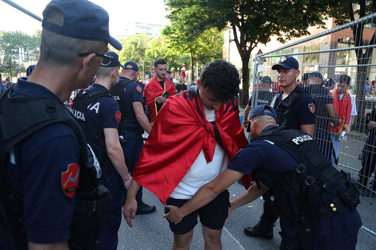 Albanija navijači (8).jpg