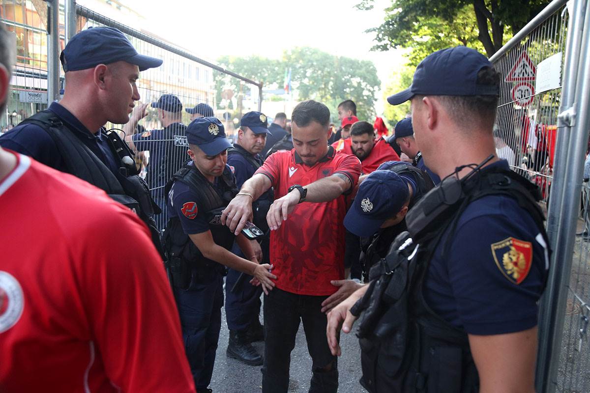 Albanija navijači (9).jpg