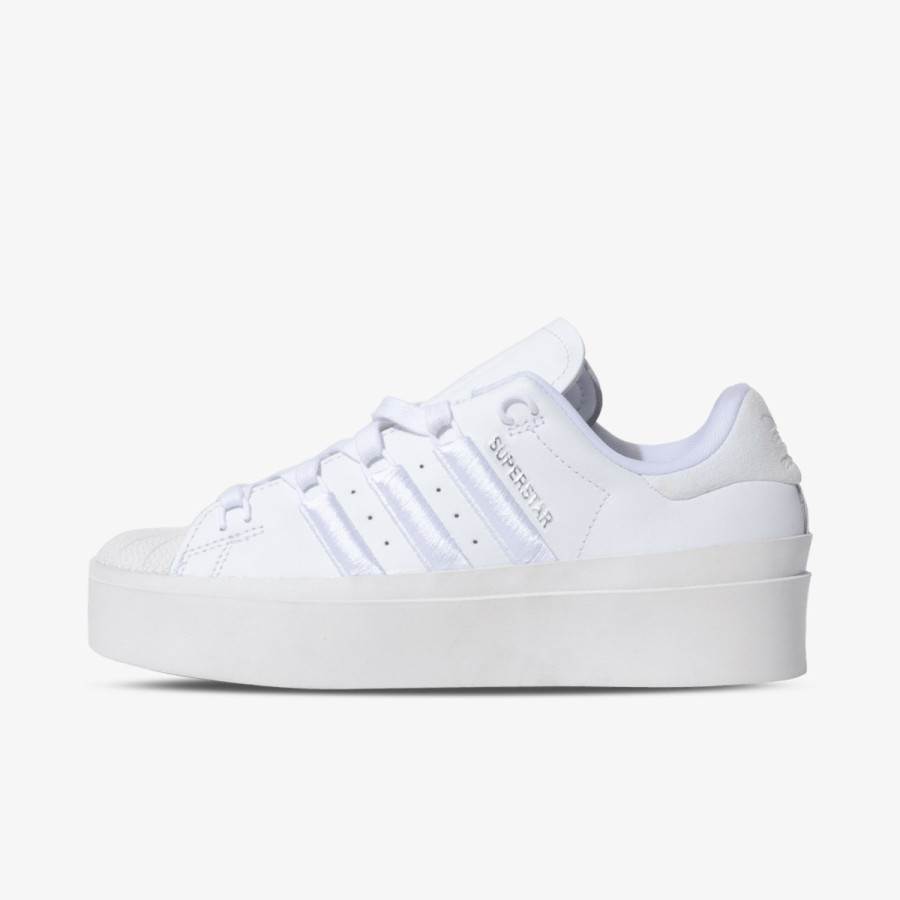 Kako nositi bele patike ovog proleća?