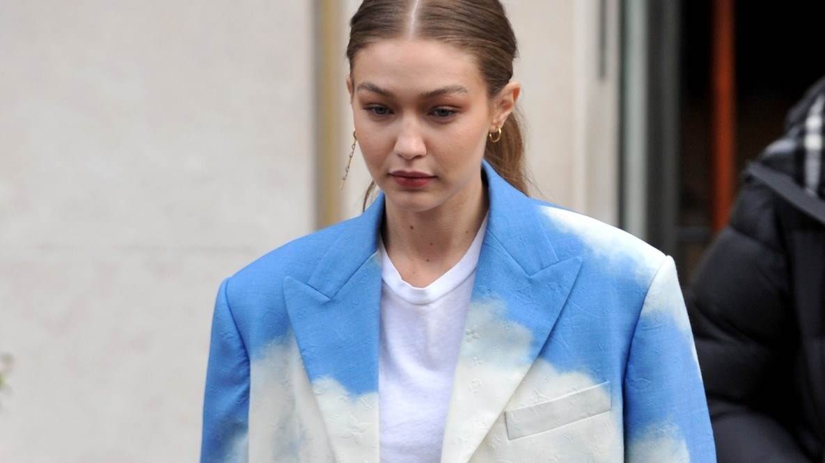 Kako da nosite belu majicu, a da izgleda skupo