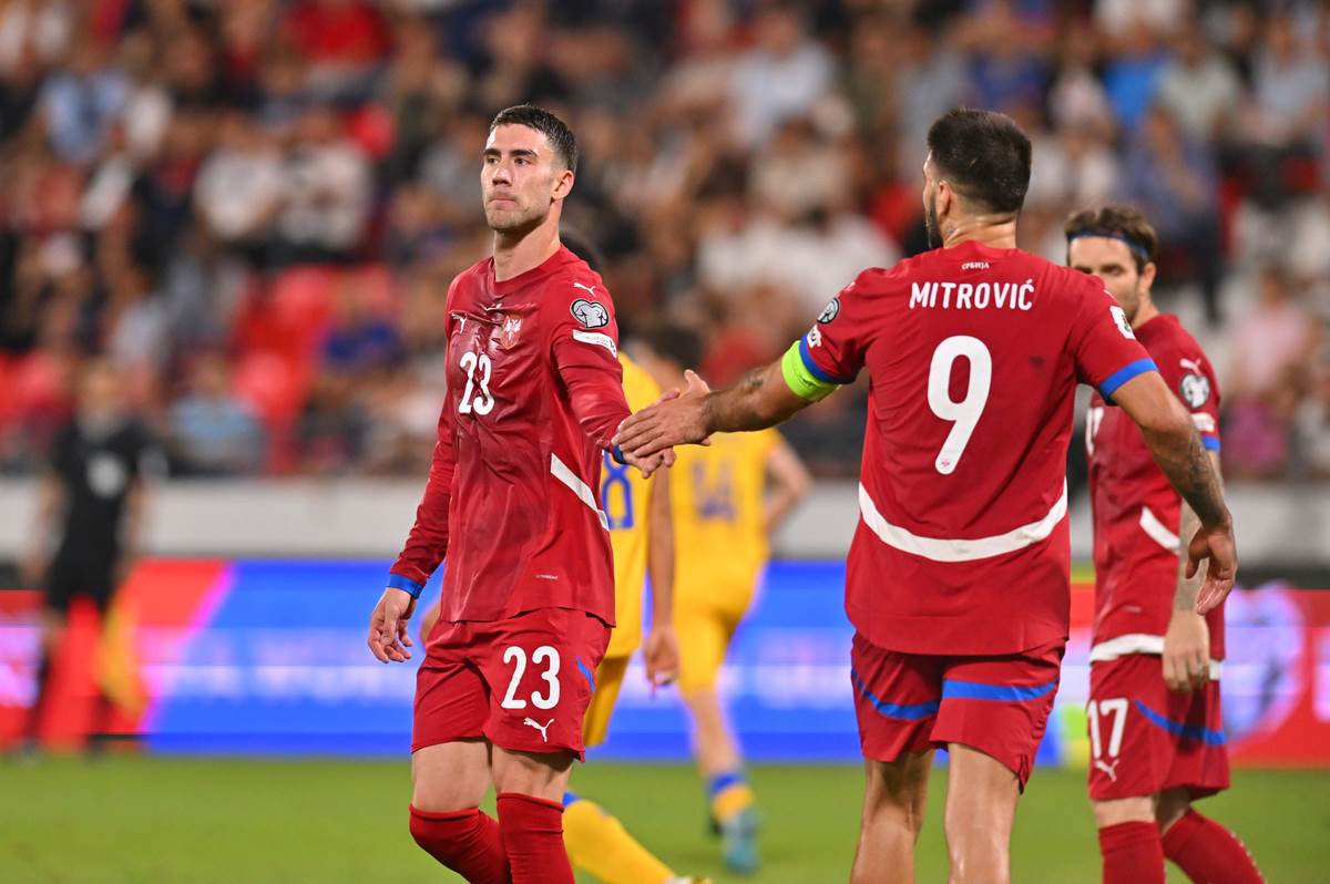 Dušan Vlahović se pozdravlja sa Aleksandrom Mitrovićem