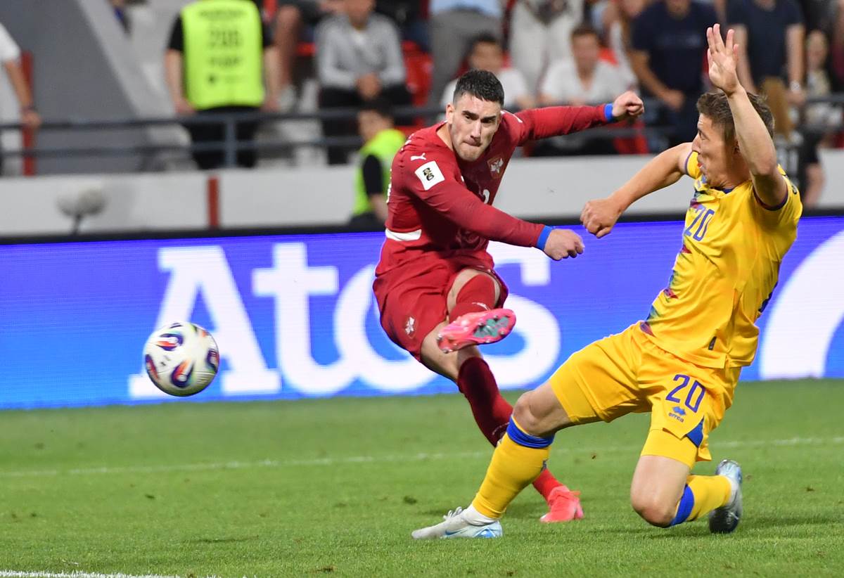 Dušan Vlahović šutira na gol protiv Andore