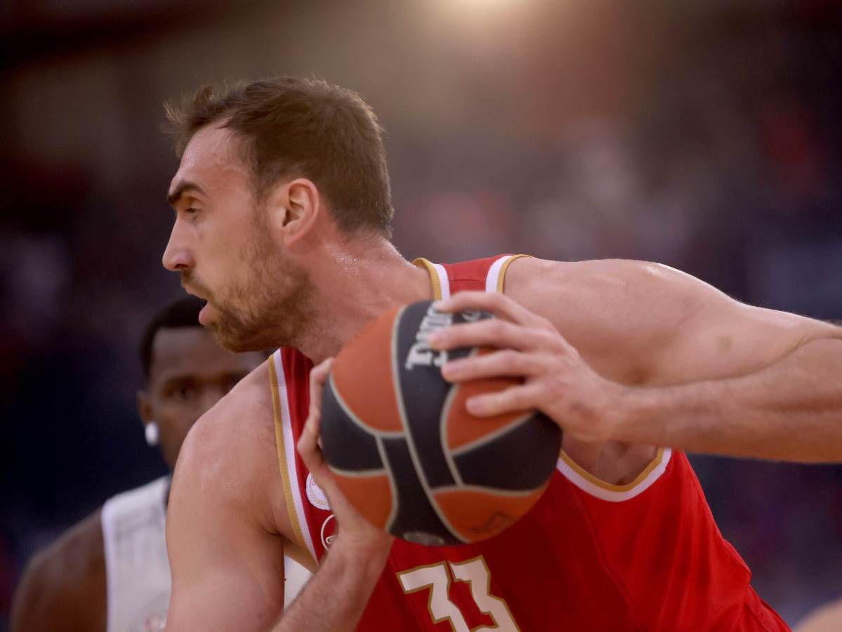 Nikola Milutinov se u duelu ispod koša