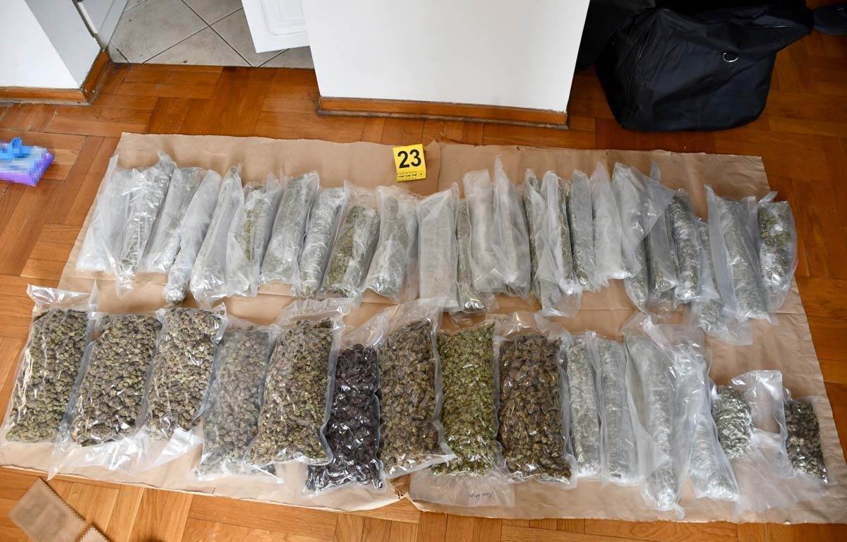 Uhapšene dve osobe u Beogradu, zapljenjeno 40 kilograma droge i oružje