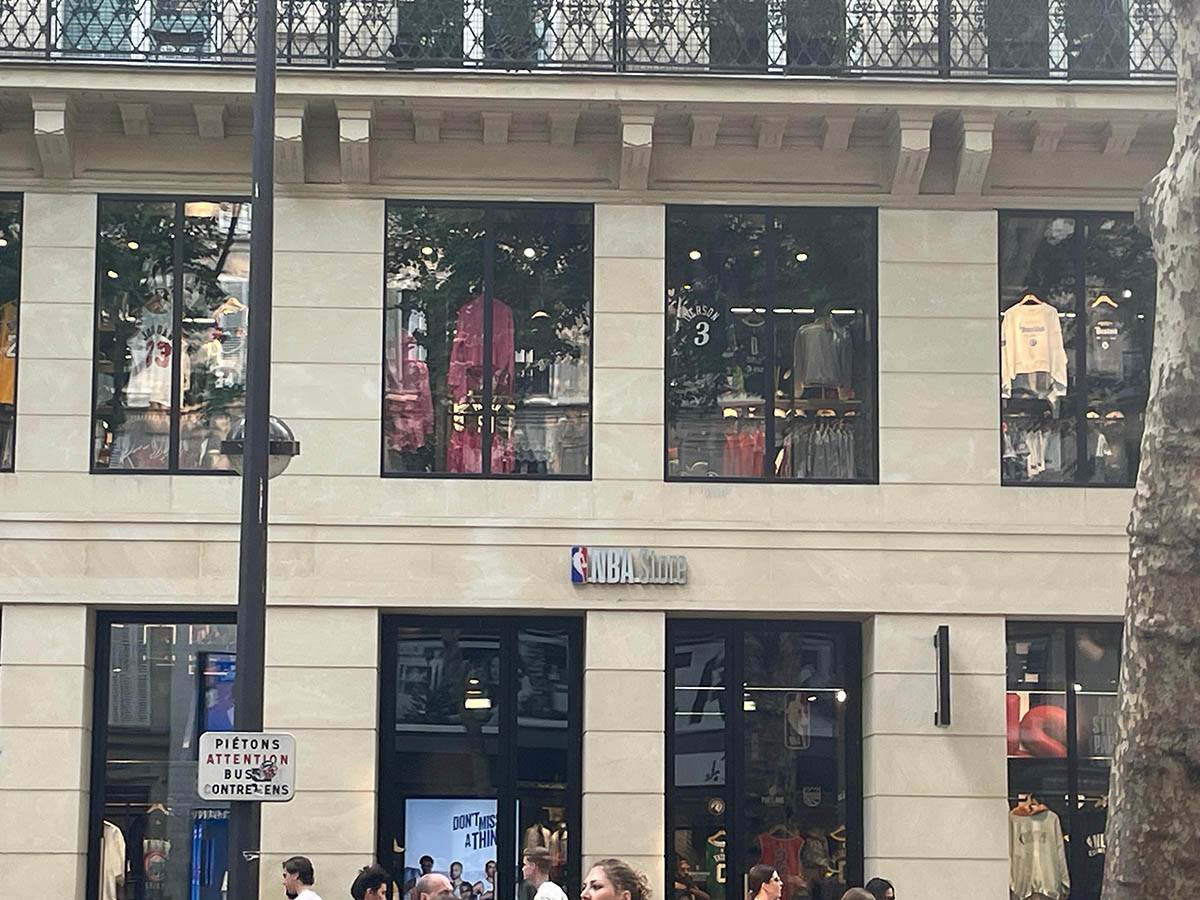 NBA prodavnica u Parizu (2).jpg