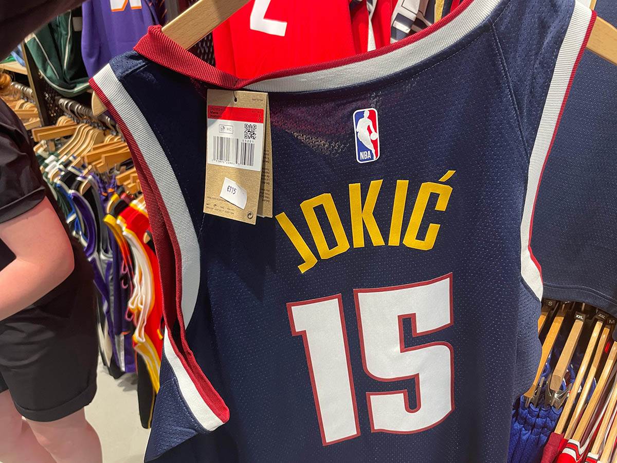 NBA prodavnica nema dresove Nikole Jokića u Parizu