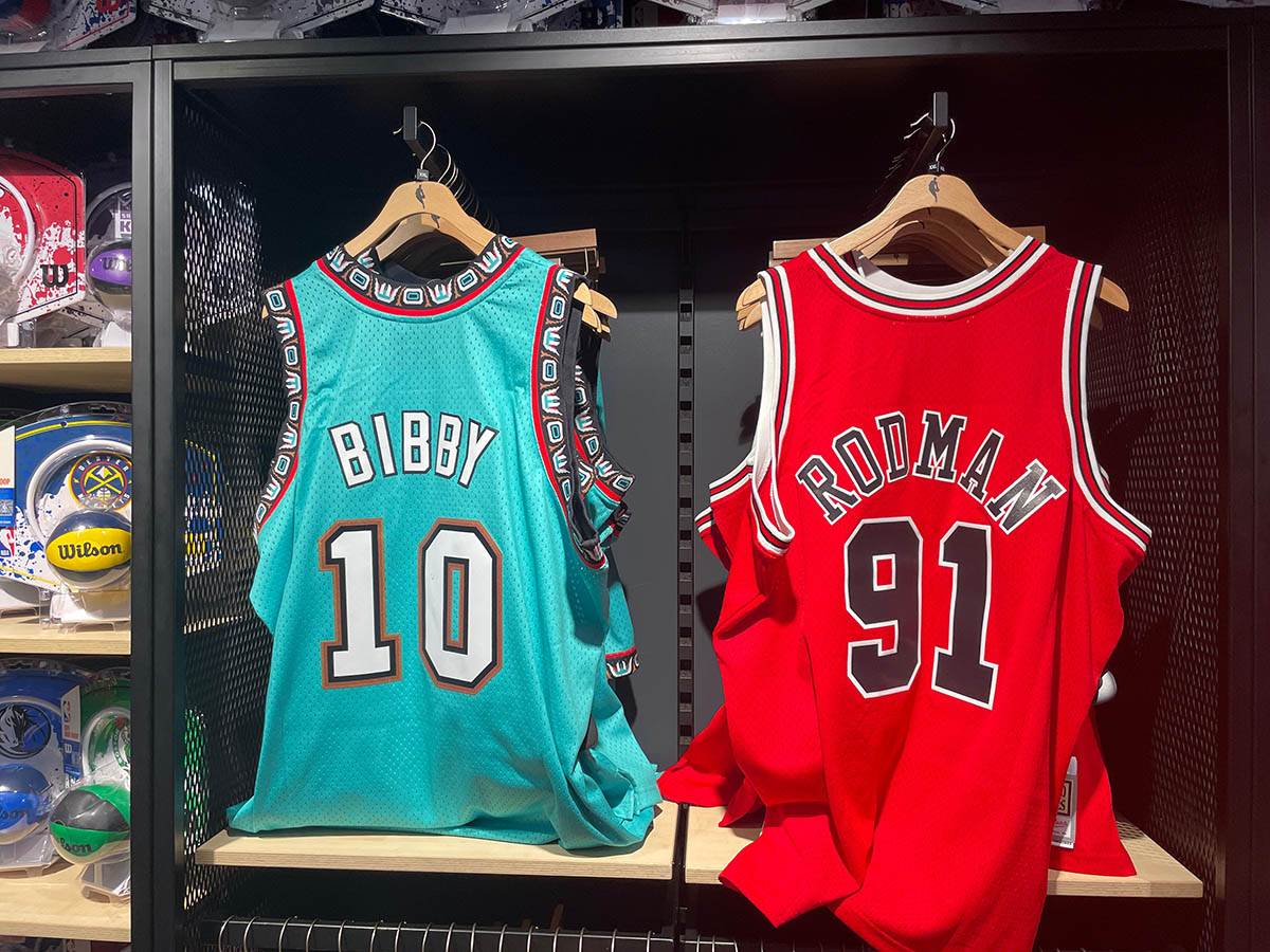 NBA prodavnica nema dresove Nikole Jokića u Parizu