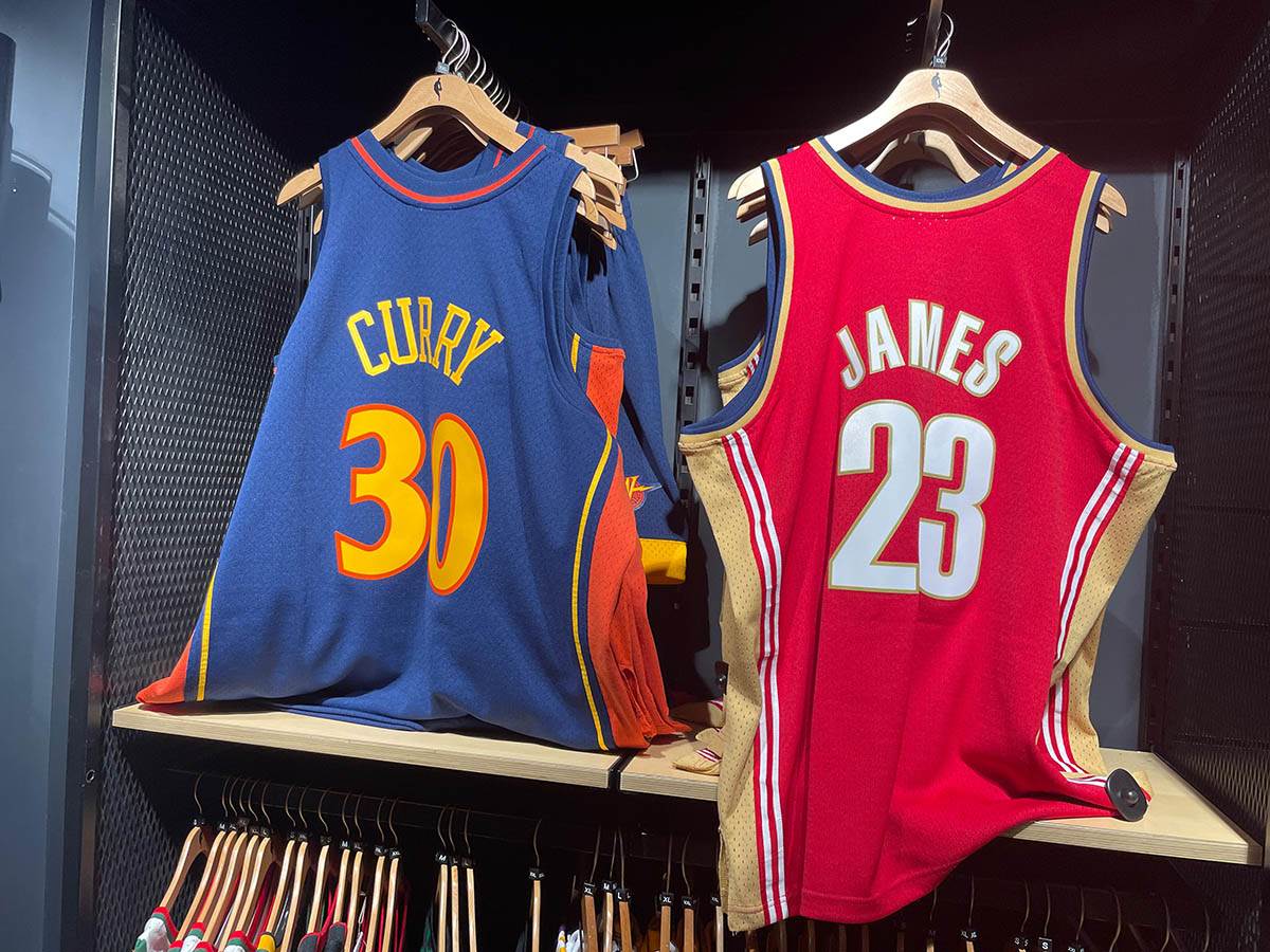 NBA prodavnica nema dresove Nikole Jokića u Parizu