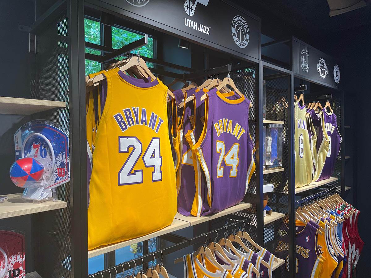 NBA prodavnica u Parizu (20).jpg