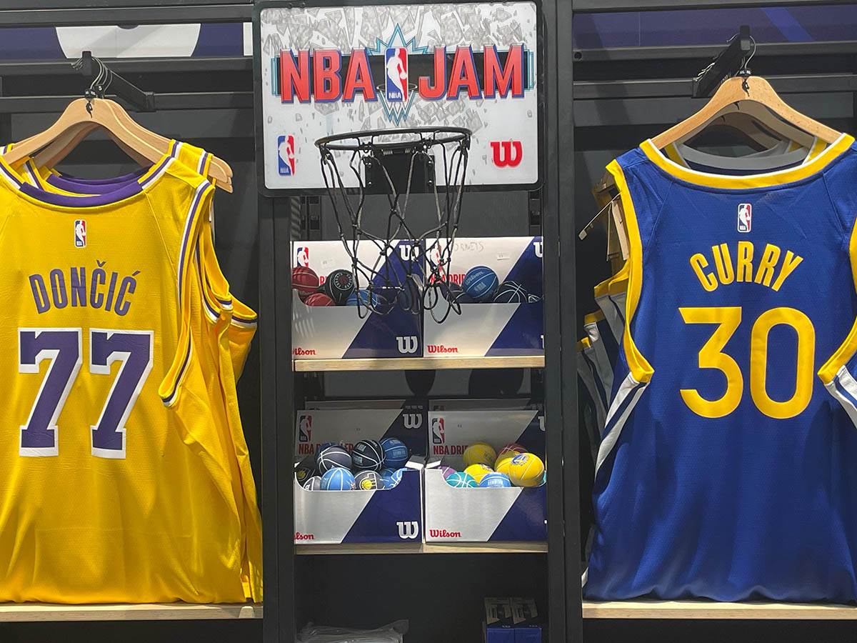 NBA prodavnica u Parizu (24).jpg