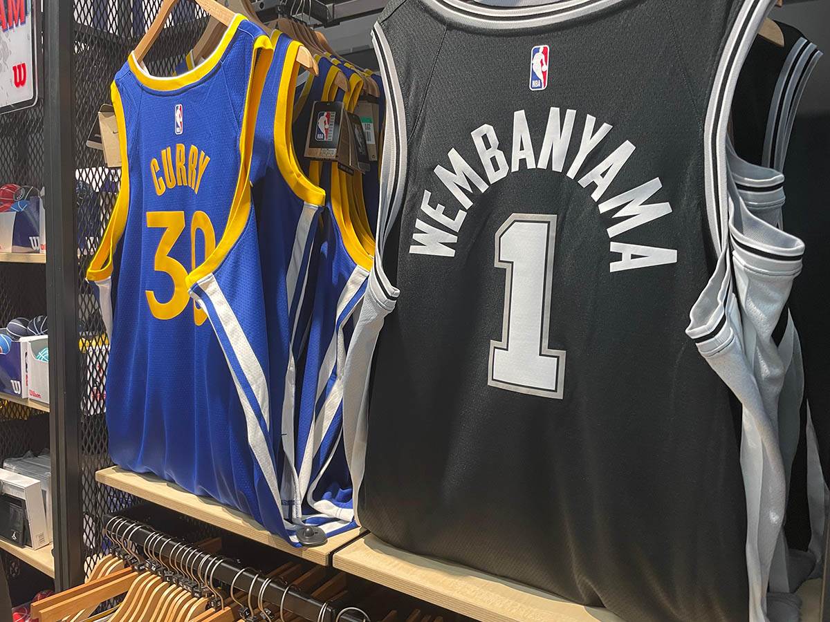 NBA prodavnica u Parizu (28).jpg