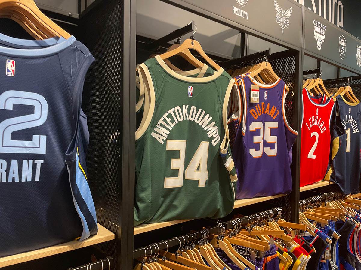 NBA prodavnica u Parizu (29).jpg