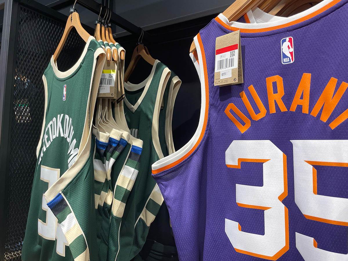 NBA prodavnica u Parizu (32).jpg