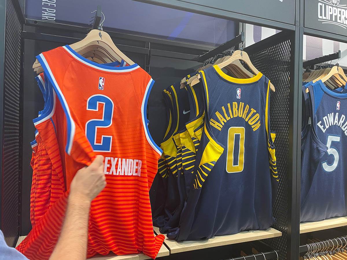 NBA prodavnica u Parizu (33).jpg