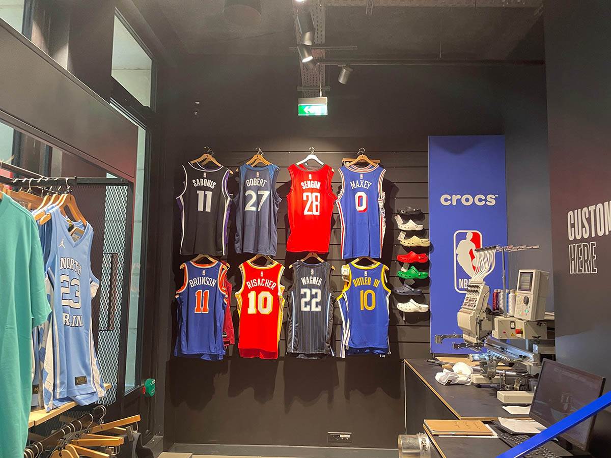 NBA prodavnica u Parizu (34).jpg