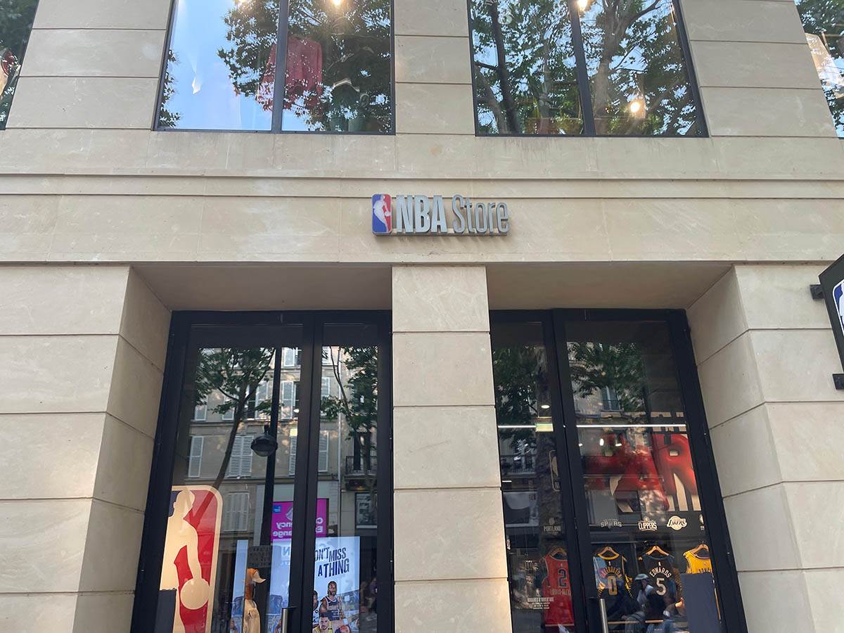 NBA prodavnica u Parizu (37).jpg