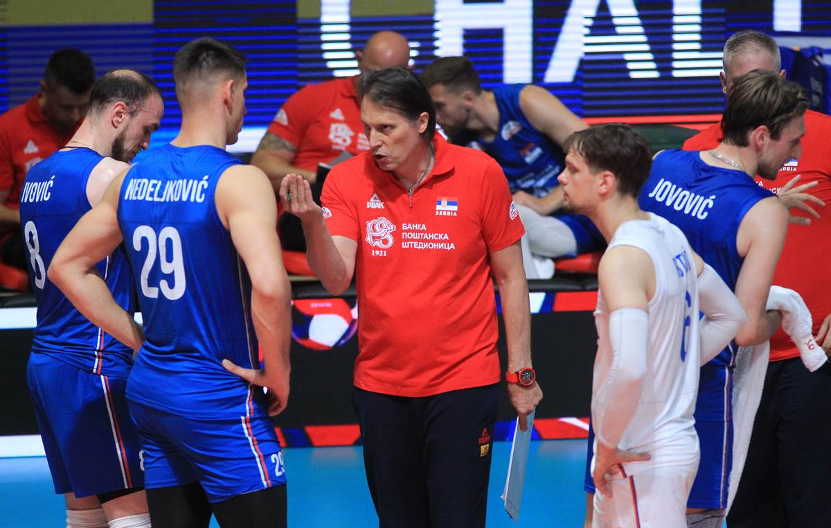 Odbojkaši Srbije sa selektorom Krecuom