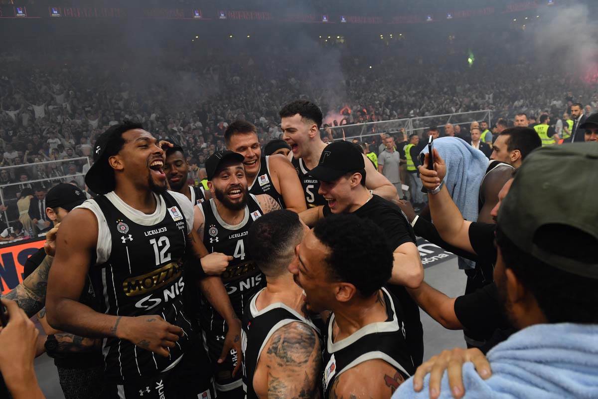 Partizan Budućnost slavlje 4.jpg