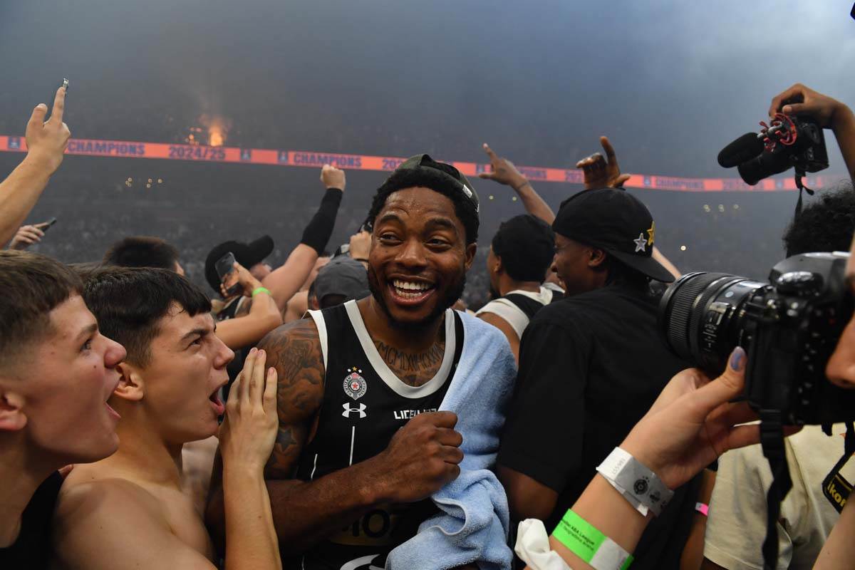 Partizan Budućnost slavlje 5.jpg