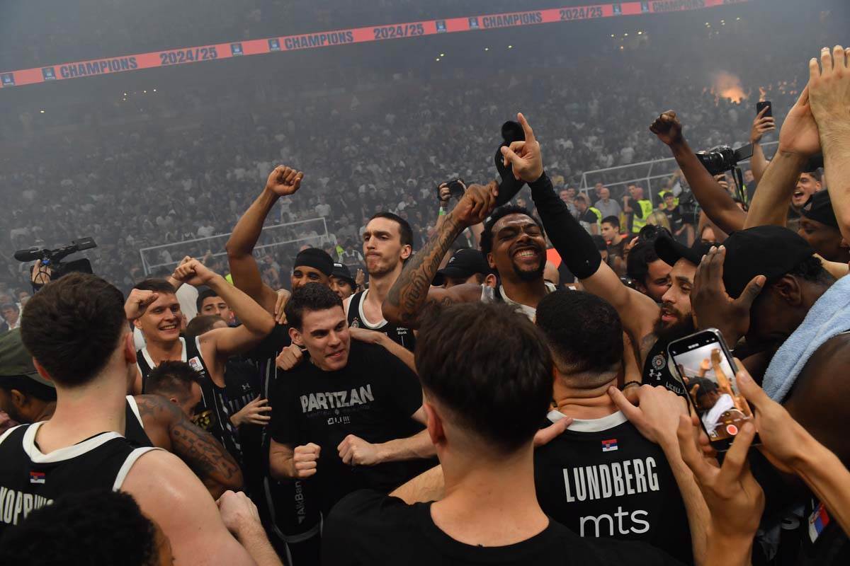 Partizan Budućnost slavlje 7.jpg