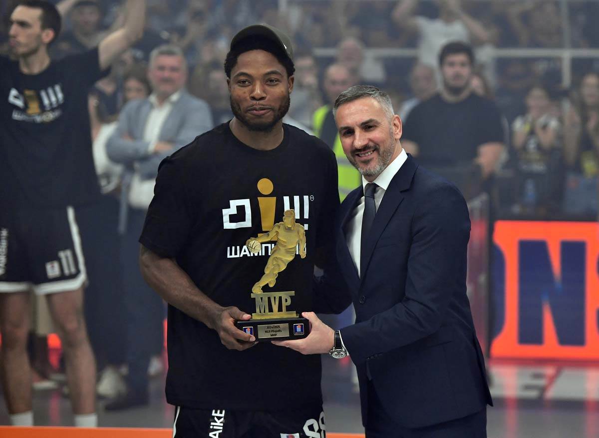 Tajrik Džons MVP 1.jpg