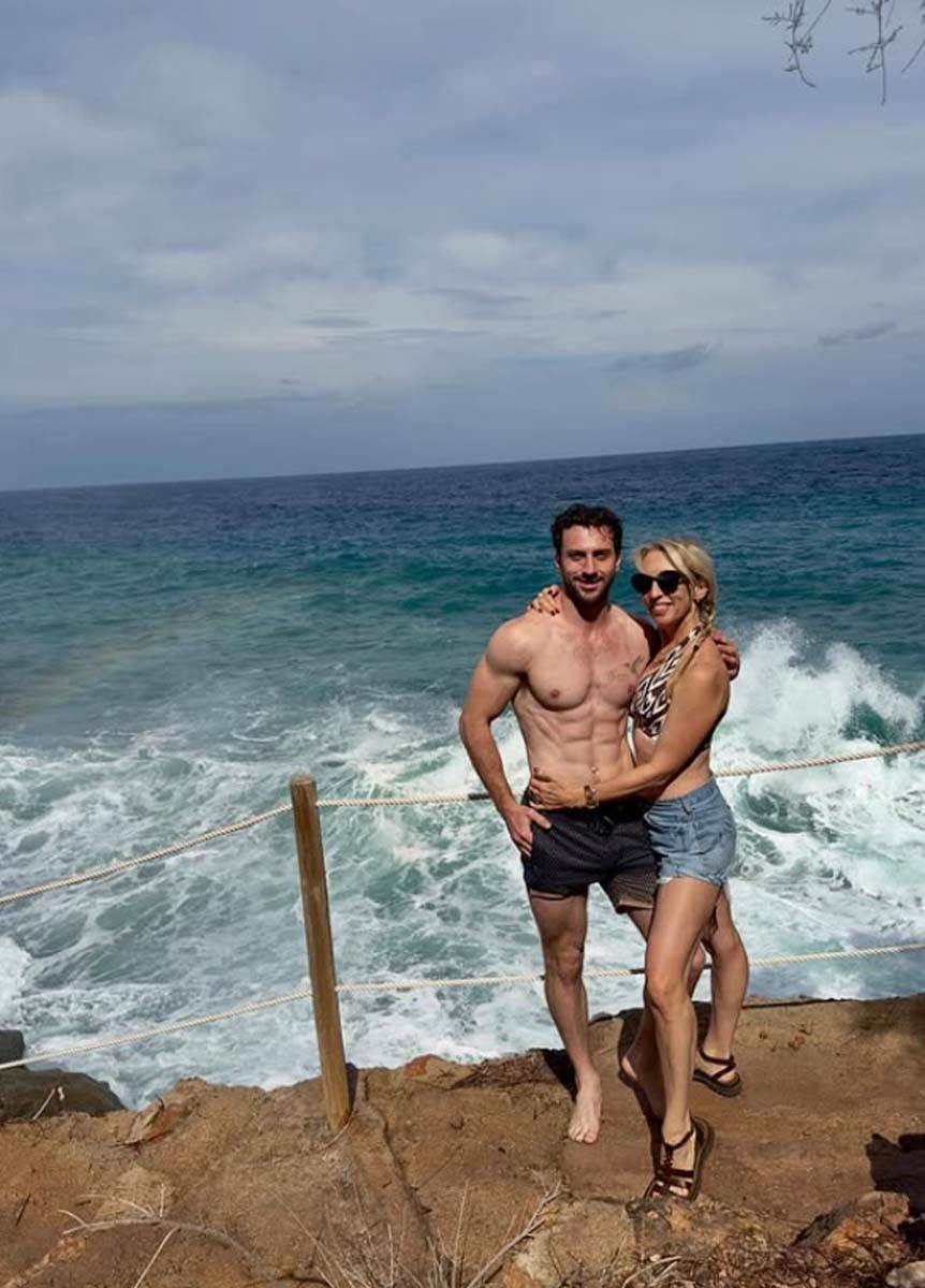 Aron Tejlor-Džonson i supruga 5.jpg